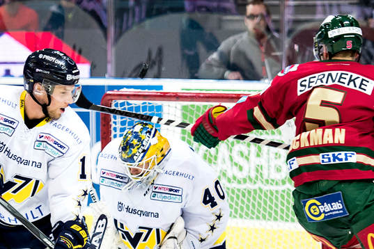 s målvakt Erik Ersberg har inte kontroll på pucken vilket