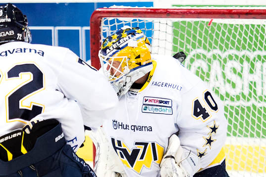s målvakt Erik Ersberg har inte kontroll på pucken vilket