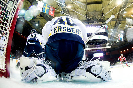 s målvakt Erik Ersberg tappar in en puck som går via