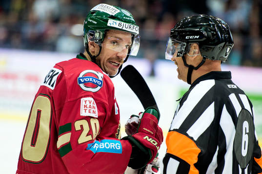 Frölundas Joel Lundqvist snackar med domaren