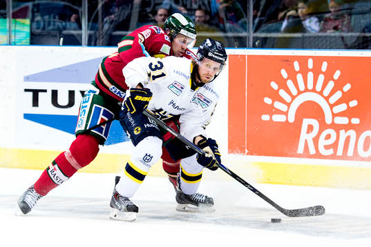 s Mattias Tedenby får en tryckare av Frölundas Christian