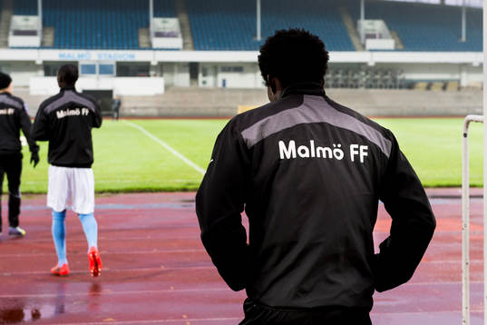 Malmö FFs Benjamin Fadi på väg ut till Malmö Stadion