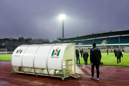 Malmö FFs spelare på väg ut till Malmö Stadion