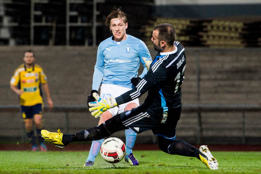 Malmö FFs Emil Forsberg gör 1-0 mellan benen på
