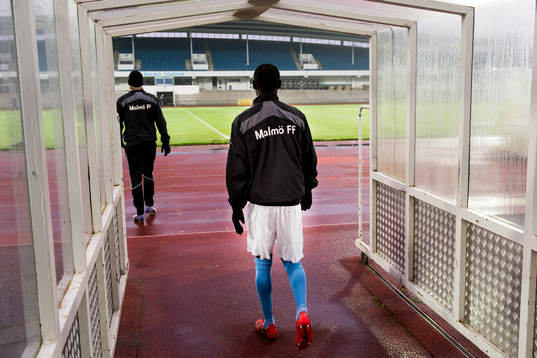 Malmö FFs Enock Kofi Adu på väg ut till Malmö Stadion