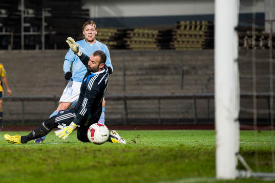 Malmö FFs Emil Forsberg gör 1-0 mellan benen på