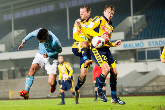 Malmö FFs Erdal Rakip nickskarvar in bollen till