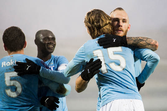 Malmö FFs Magnus Eriksson kramar om Pawel Cibicki