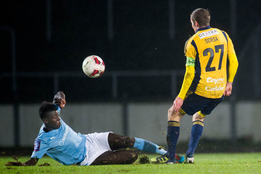 Malmö FFs Pa Konate glidtacklar mot Helsingfors Sebastian