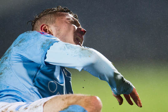 Malmö FFs Piotr Johansson har fått en smäll på näsan