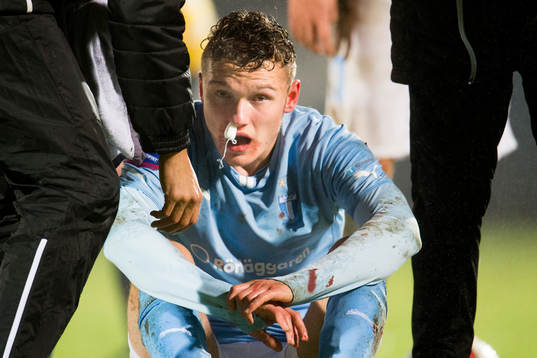 Malmö FFs Piotr Johansson har fått en smäll på näsan