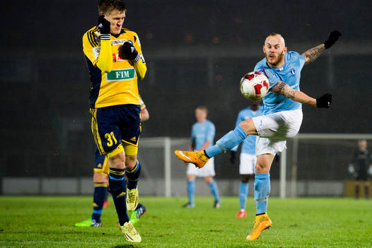 Malmö FFs Magnus Eriksson skjuter ett skott som