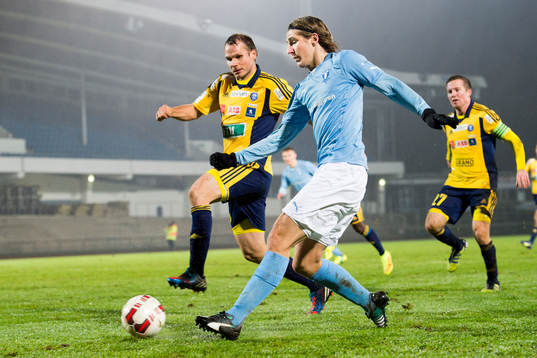 Malmö FFs Pawel Cibicki spelar in bollen