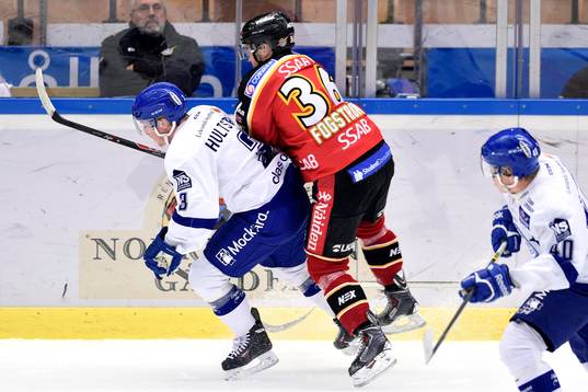 Leksands Linus Hultström tacklar Luleås Niklas Fogström
