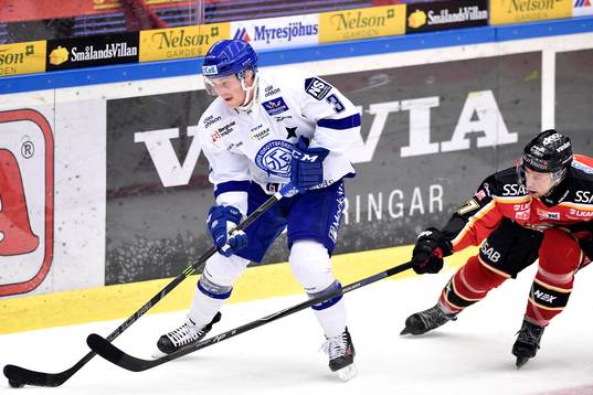 Leksands Linus Hultström jagas av Luleås Per Ledin