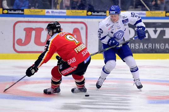 Leksands Linus Hultström tunnlar Luleås Johan Forsberg