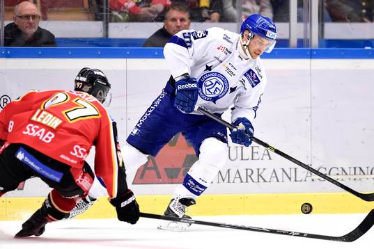 Leksands Fabian Brunnström med pucken