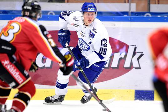 Leksands David Åslin med pucken
