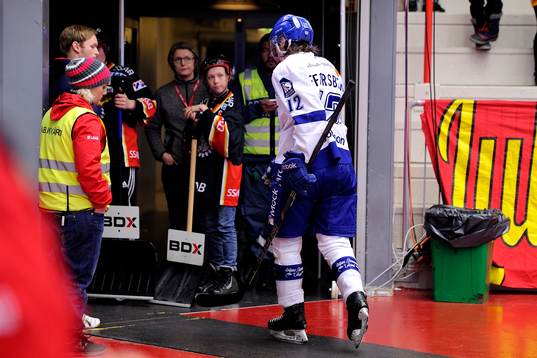 Leksands Fredrik Forsberg lämnar isen skadad