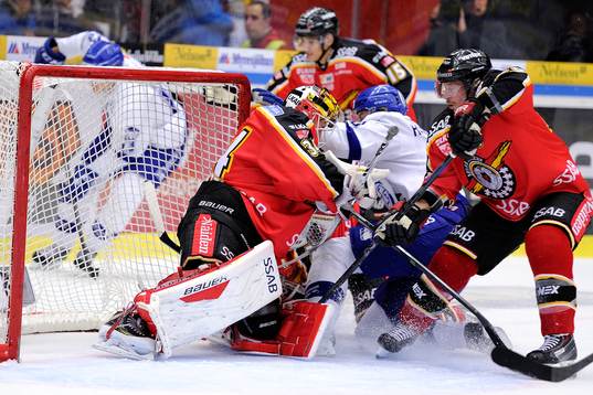 Leksands Jon Knuts blir intryckt i Luleås mål av Luleås