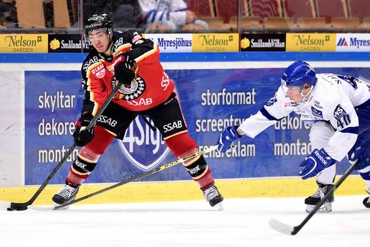 Luleås Johan Forsberg med pucken