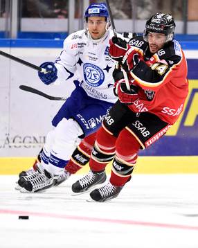 Luleås Stephen Dixon jagar pucken