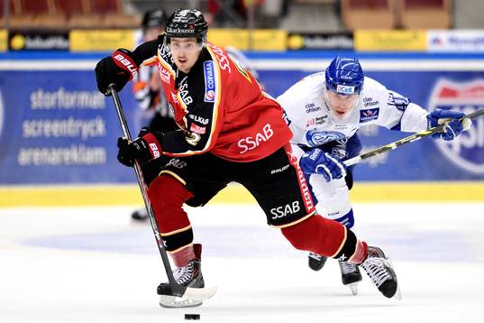 Luleås Dean Kukan med pucken