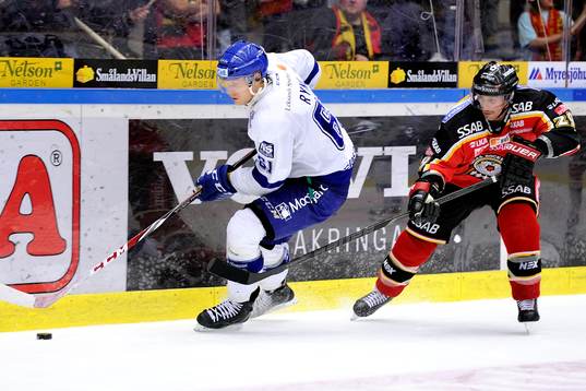 Leksands Johan Ryno jagas av Luleås Chris Abbott