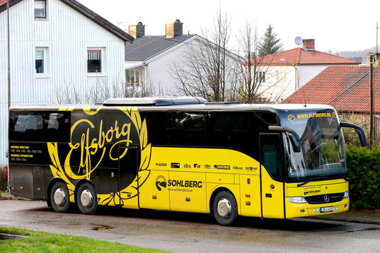 Elfsborgs buss utanför kyrkan