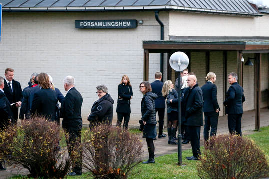 Begravningsgästerna samlades utanför församlingshemmet