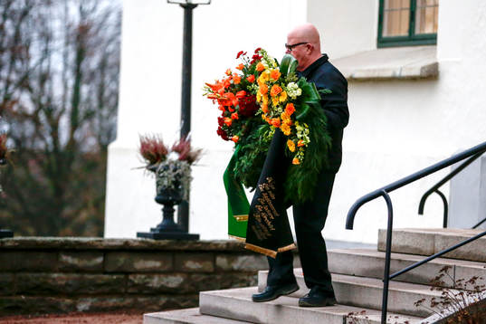 Blom buketter bärs ut från kyrkan