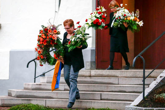 Blom buketter bärs ut från kyrkan