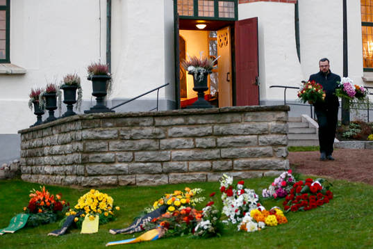 Blom buketter läggs utanför kyrkan