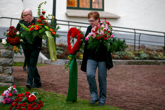 Blom buketter läggs utanför kyrkan
