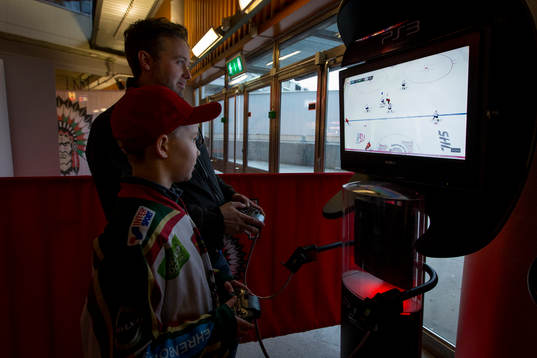 Far och son spelar en match på Playstation innan