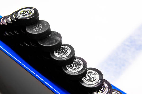 Träningspuckar före ishockeymatchen i SHL mellan Leksand