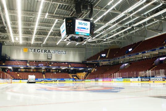 Isen förbereds före ishockeymatchen i SHL mellan Leksand