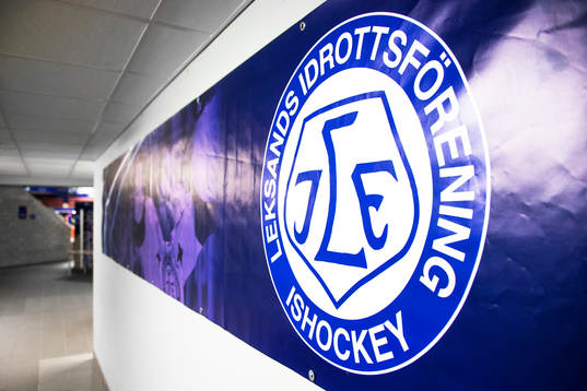 En banderoll med Leksands logotyp före ishockeymatchen i