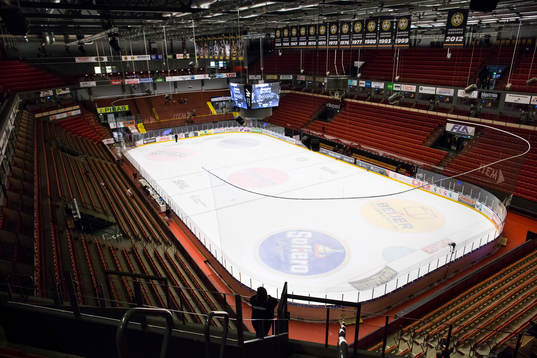Vy över isen vid Gavlerinken Arena