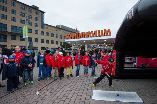 Unga supportrar provar speedshooting utanför Scandinavium