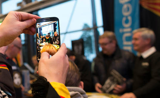 En supporter fotograferar bröderna Börje och Stig Salming