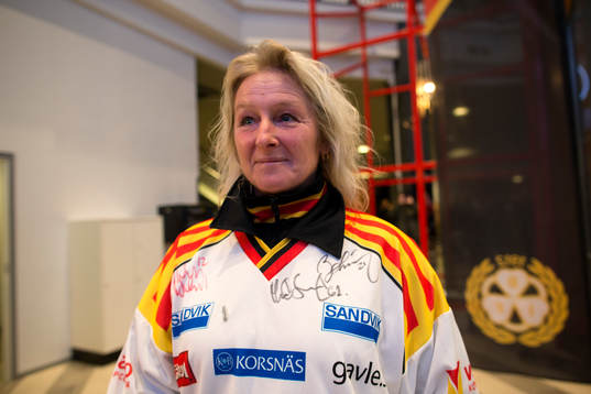 En brynässupporter poserar på bild med en matchtröja