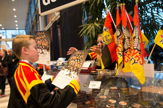 En ung supporter får en lagbild