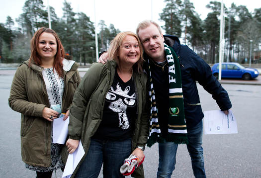 Färjestadssupportrar utanför arenan