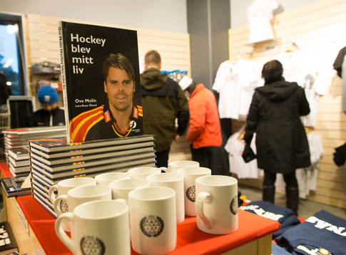 Ove Molins bok "Hockeyn blev mitt liv" väntar på köpare