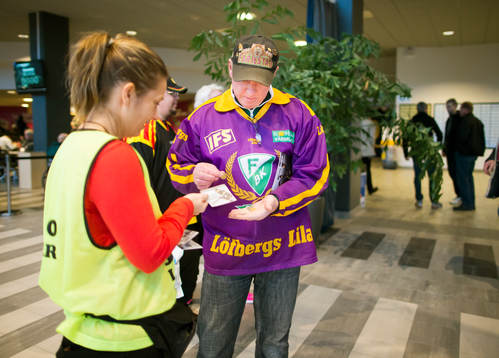 Färjestadssupporter köper lott