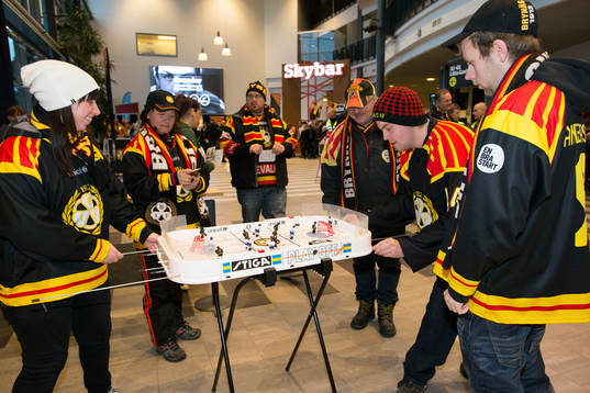 Brynässupportrar spelar ishockeyspel i entrén
