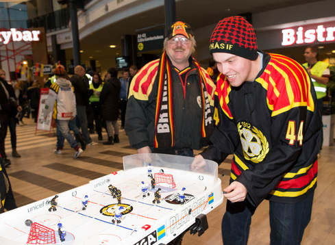 Brynässupportrar spelar ishockeyspel i entrén