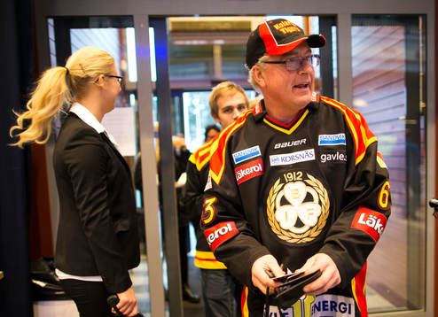 Brynässupporter i entrén