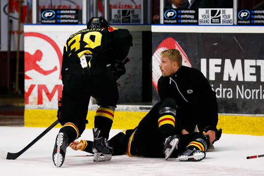 Brynäs Sebastian Enterfeldt ligger skadad på isen